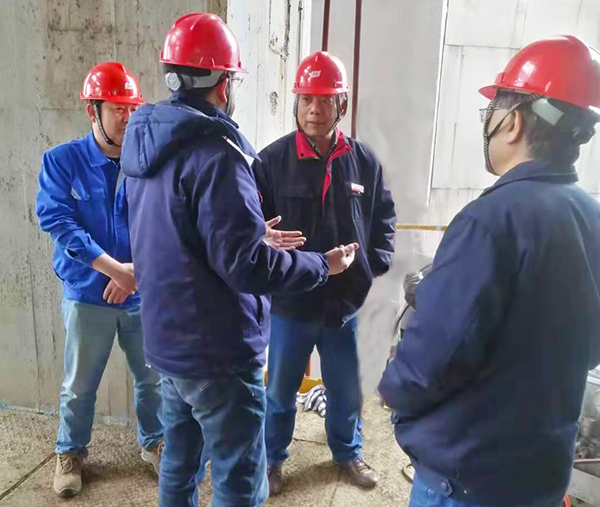 1579781900158393.jpeg 董事長小除夕深入尿素檢修現(xiàn)場檢查指導工作.jpg