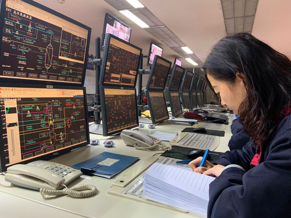 1579915894456394.jpeg 楊亞軍監(jiān)盤寫記錄.jpg