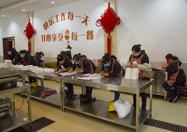 01  2020年2月14日星期五早晨九點到十點，服務人員在認真核對一線職工的訂飯清單.jpg