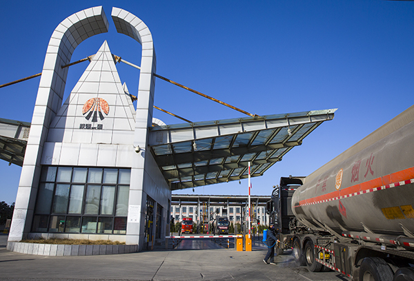 03    2020年2月17日星期一，下午三點半罐區(qū)治安科門衛(wèi)人員在為拉甲醇車輛消毒。.jpg