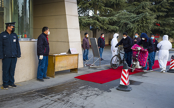 05   2020年2月18日星期二早晨，保衛(wèi)科北門執(zhí)勤人員在執(zhí)勤。.jpg