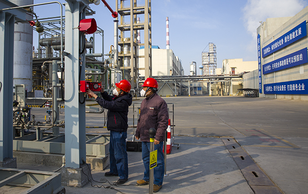 11  消防人員在檢查火災報警器.jpg