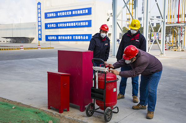 12 消防人員在檢查滅火器，他們每天下現(xiàn)場巡檢，確保消防設施完好。.jpg
