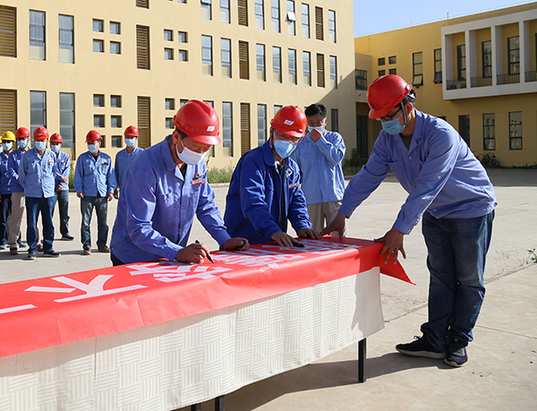 1591174493804109.jpeg 彬州化工公司舉行安全生產(chǎn)月百人簽名活動(dòng)4.jpg