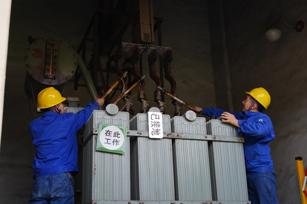 3、安措小組正在對(duì)變壓器做安全措施.JPG
