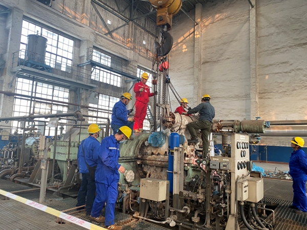 1605433641722351.jpeg 尿素車間二氧化碳壓縮機(jī)透平揭開大蓋.jpg