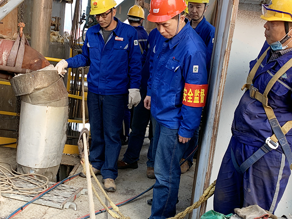 公司領(lǐng)導趙強深入尿素現(xiàn)場檢查工作.jpg