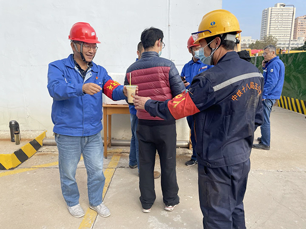 1605775779900199.jpeg 工會(huì)深入檢修現(xiàn)場(chǎng)送溫暖3.jpg