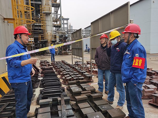 1606463153791485.jpeg 生產(chǎn)部部長(zhǎng)郭淑平、尿素車間主任武保洲等人在尿素現(xiàn)場(chǎng)查看DA501篩板.jpg