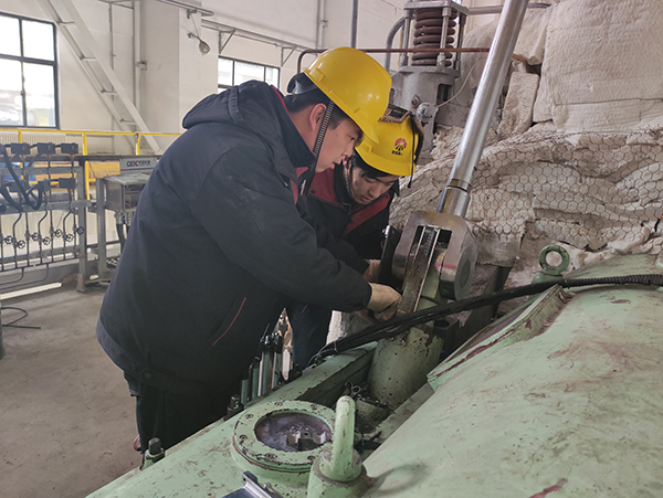 1610614661946454.jpeg 吳再科檢查發(fā)電機(jī)高壓油動機(jī)的反饋機(jī)構(gòu).jpg