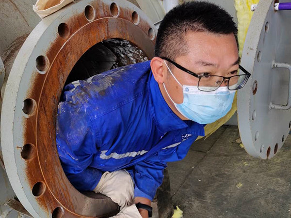 1611903081288555.jpeg 谷成駿在新20主燃燒爐內(nèi)檢查伸縮縫.jpg