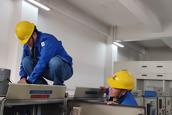 1617780470573089.jpeg 王宏和張滿君處理發(fā)電機開關柜3.jpg