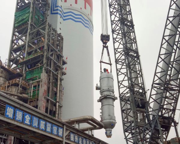 吊裝過程中的新汽提塔，尿素曾迎軍.jpg