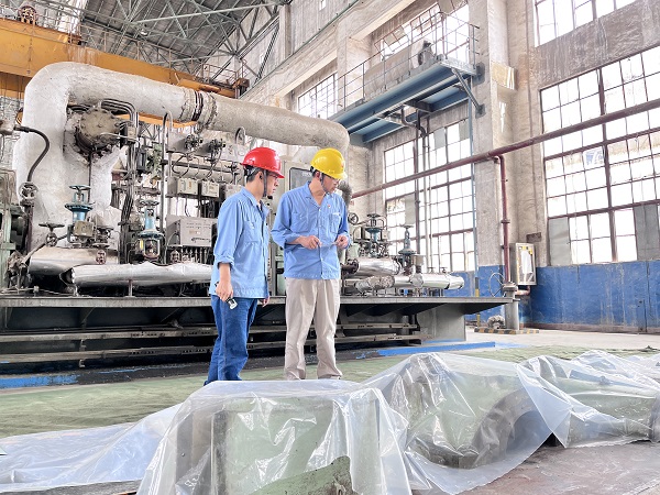 1652350544185371.jpeg 主任 技術(shù)員檢查現(xiàn)場部件.jpg