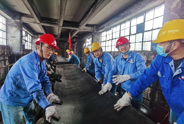 1652751619266744.jpeg 4號(hào)帶b側(cè)新帶穿入現(xiàn)場(chǎng) - 副本.jpg