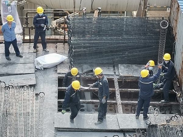 1653095906725081.jpeg 除塵器頂部濾袋更換現(xiàn)場(chǎng).jpg