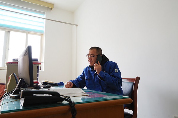 1674450807630951.jpeg 倉庫管理員正在協(xié)調(diào)裝運(yùn)人員.jpg