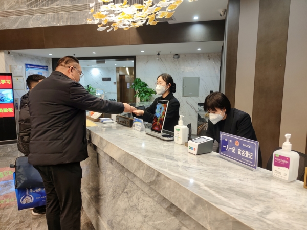 1676168073676505.jpeg 2月6日酒店前臺工作人員為入住參會委員辦理入住手續(xù).jpg