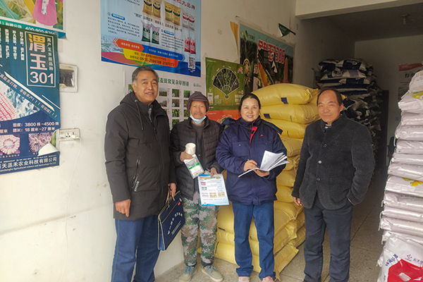 2月10日，尿素銷售人員在武功縣貞元鎮(zhèn)農(nóng)資店向農(nóng)戶發(fā)放宣傳資料。(副圖）.jpg