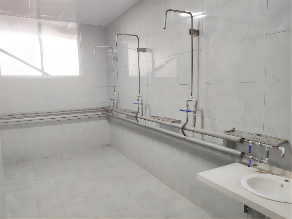 1677813612608536.png 機(jī)械修造部為職工新建干凈明亮的洗浴間(1).png