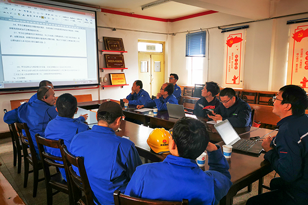 4月4日下午，物料車間召開三期循環(huán)水優(yōu)化節(jié)能項目首次推進會。參會人員有生產(chǎn)部、計控電儀部負責人員及物料車間主任、副主任、技術(shù)員。拍攝人：物料車間杜玲(副圖）.jpg