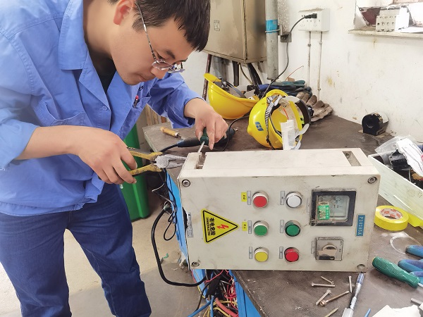 1681364578512952.jpeg 4月8日 柳曦等人正在修復(fù)現(xiàn)場操作柱.jpg