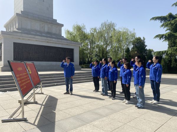 1681691962840152.jpeg 圖三:在革命烈士紀(jì)念碑前,全體黨員重溫入黨誓詞.jpg