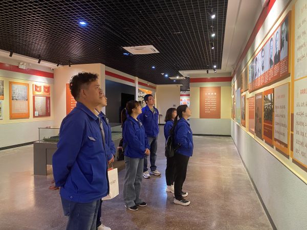 1681691976246222.jpeg 圖二:全體黨員在渭華起義陳列大廳參觀學(xué)習(xí).jpg