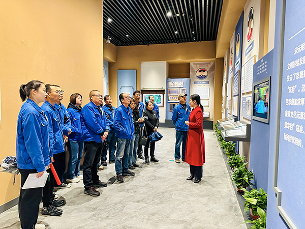 4月22日上午，物料車(chē)間黨支部組織黨員領(lǐng)導(dǎo)干部及行使公權(quán)力人員同家庭成員共赴渭南市博物館廉政廳，開(kāi)展以“廉潔文化進(jìn)家庭 筑牢倡廉家防線(xiàn)”為主題的警示教育活動(dòng)-講解員介紹展廳.jpg