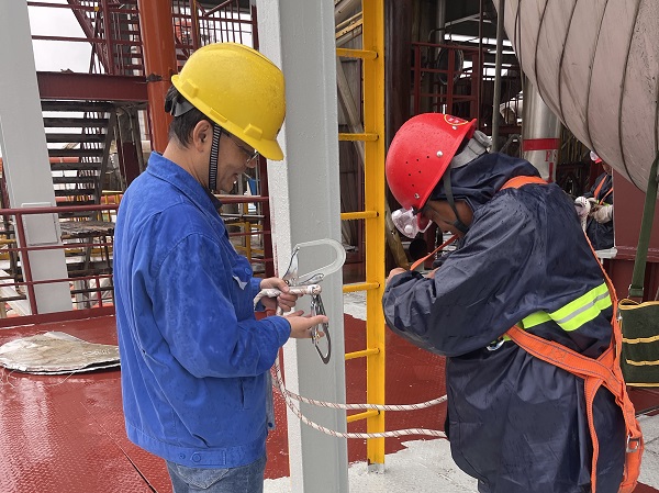 1683362590855857.jpeg 安全督察隊(duì)-張師傅確認(rèn)作業(yè)人員安全措施.jpg