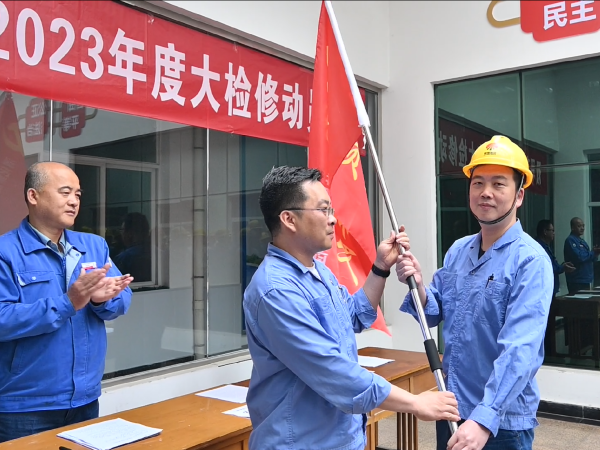 1683362902398414.png 現(xiàn)場(chǎng)授“黨員突擊隊(duì)”旗幟.png