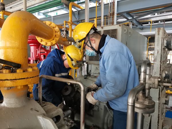 1683504365151611.jpeg 檢修人員仔細回裝聯(lián)軸節(jié).jpg