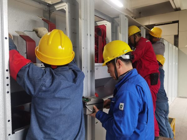5月5日，檢修人員正在對開關(guān)柜進行絕緣檢查.jpg