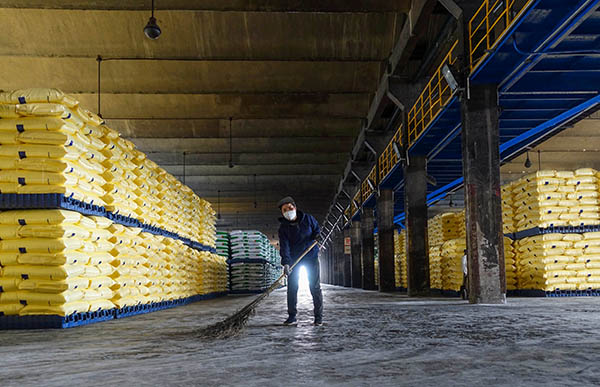 2023年4月運銷部鐵路科員工現(xiàn)場6S提升，擺放整齊劃一的尿素成品庫，現(xiàn)場地面衛(wèi)生時刻有清掃人員保持清潔   600.jpg