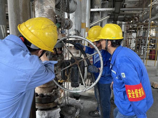 1683588942158398.jpeg 檢修贊歌-安全員在現(xiàn)場(chǎng)確認(rèn)安全作業(yè)條件.jpg