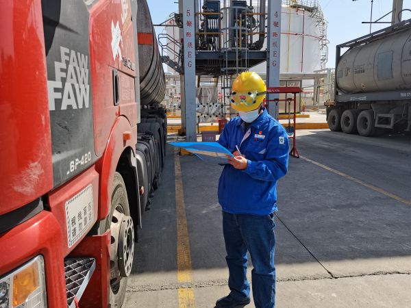 1683622071608574.jpeg 楊培在191罐區(qū)記錄裝車臺賬.jpg