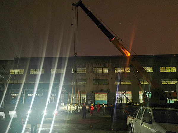 5月9日，檢修重要設(shè)備E7502到貨，夜間抓緊卸車  600.jpg