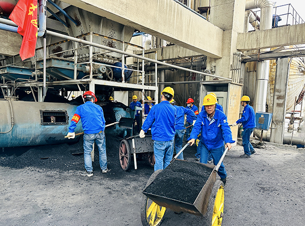 1683776242792787.jpeg 黨員突擊隊(duì)清理4#鍋爐煤倉(cāng)2.jpg