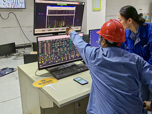 5月13日，動(dòng)力車間三期鍋爐控制室，DCS改造工藝、儀表、電氣等部門聯(lián)合調(diào)試期間，車間副主任焦志波詢問(wèn)DCS改造畫面.jpg
