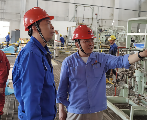 1684107857605622.png 公司副總經(jīng)理趙強(qiáng)在車間主任王琨陪同下督查機(jī)組檢修現(xiàn)場(chǎng)(1)(1).png