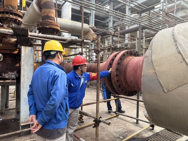 1684206987514796.jpeg 王琨帶領(lǐng)技術(shù)員現(xiàn)場檢查.jpg