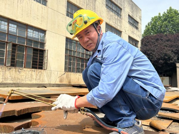 1684285952426467.jpeg 第三突擊隊(duì)隊(duì)長(zhǎng)朱鎖榮在602廠房下料.jpg