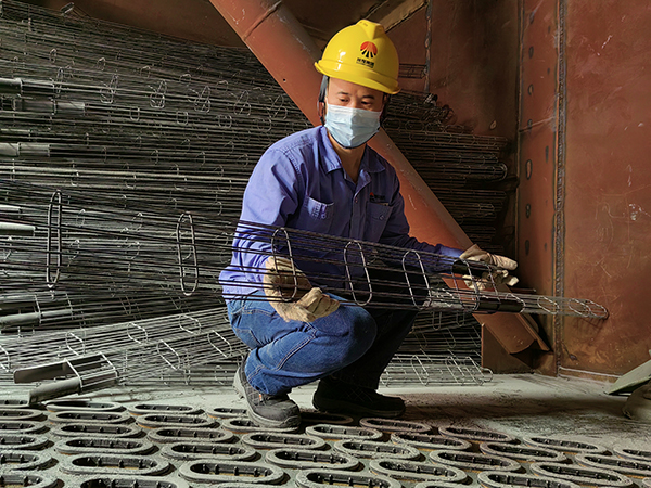 5月14日，動力車間三期脫硫塔，運行人員劉凱正在檢查脫硫布袋的袋籠.jpg