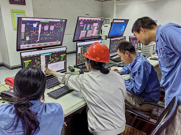 5月13日，動力車間三期控制室，DCS調(diào)試將一、二期氨水制備工程師站遷移至三期.jpg
