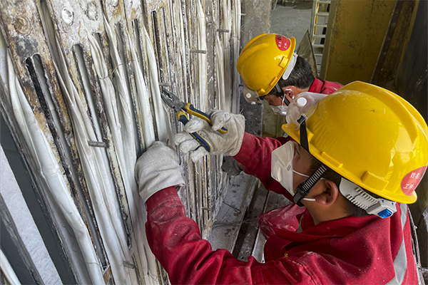 1684328837100957.png 除沫器檢修現(xiàn)場(chǎng),檢修人員不見“風(fēng)雨”怎么能見“彩虹”.png