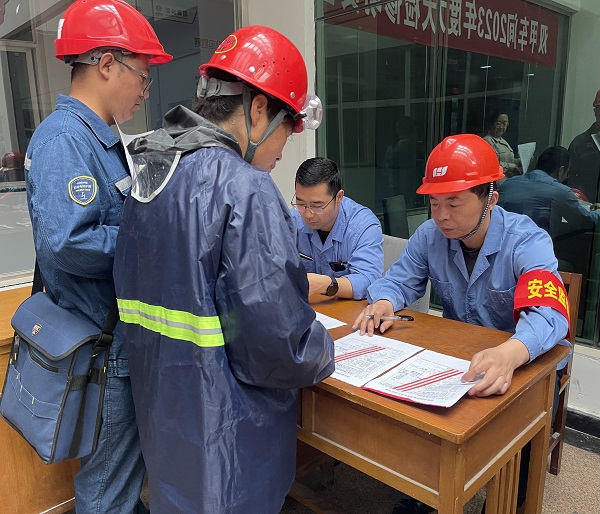 1684727088441282.jpeg 公司副總經(jīng)理趙強扎根一線”服務點“簽署動火票1.jpg