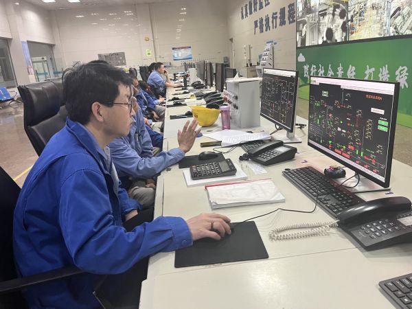 1685603226618387.jpeg 操作人員正在DCS畫面進行操作.jpg