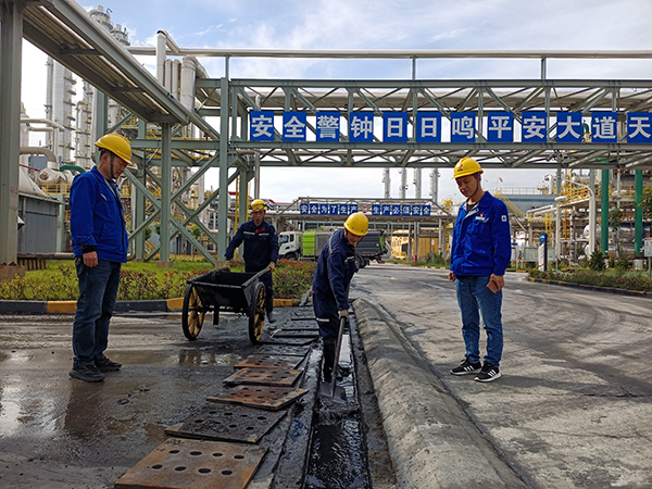 6月5日，運銷分部，張海波、曹侃等人員，在氣膜棚周圍清理排水渠。運銷分部 伍思盈 攝.jpg