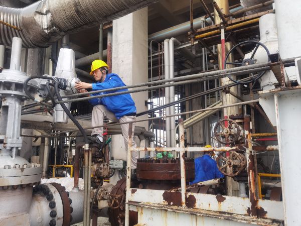 氣化爐上，柳曦、徐騰飛冒雨調(diào)試氣化爐電動閥.jpg