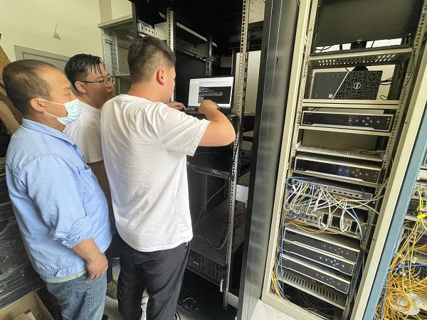 6.12日?？祻S家和公司員工在機(jī)房內(nèi)調(diào)試系統(tǒng).jpg